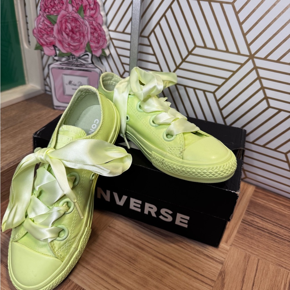 Converse Chuck Taylor All Stars Big Eyelets in Barely Volt